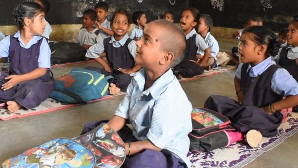 Divya foi matriculada no dia seguinte à publicação da foto  — Foto: BBC