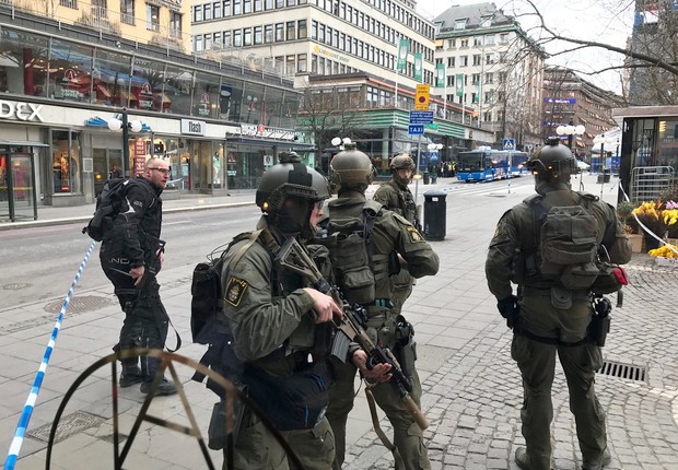 Policiais suecos patrulham ruas do centro de Estocolmo nesta sexta-feira (07/04) (Foto: Daniel Dikson/Reuters)
