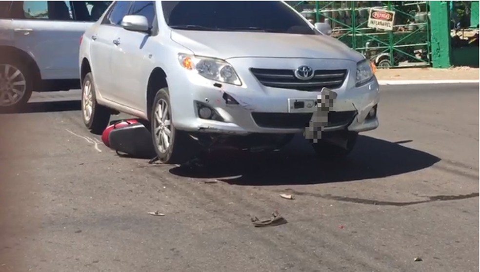 Moto ficou embaixo de carro apÃ³s acidente em AraguaÃ­na â Foto: ReproduÃ§Ã£o