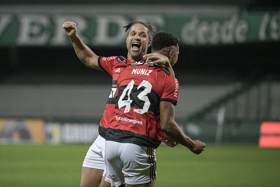 Diego comemora gol de Rodrigo Muniz contra o Coritiba, pela Copa do Brasil — Foto: Alexandre Vidal/Flamengo
