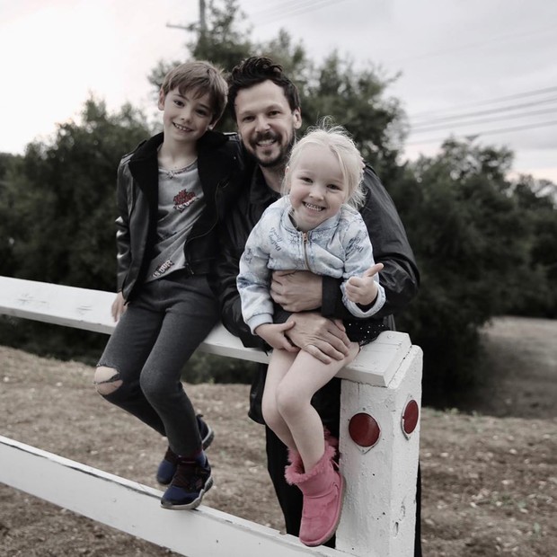 Guilherme Berenguer com os filhos (Foto: Reprodução/Instagram)