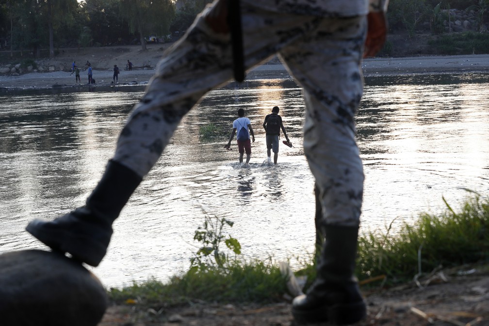 Soldado mexicano vigia migrantes de Honduras que tentaram chegar ao México pelo rio Suchiate, na fronteira com a Guatemala, em foto de 2020 — Foto: Marco Ugarte/AP Photo