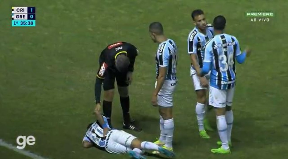 Janderson vira dúvida para as próximas partidas após forte pancada do adversário