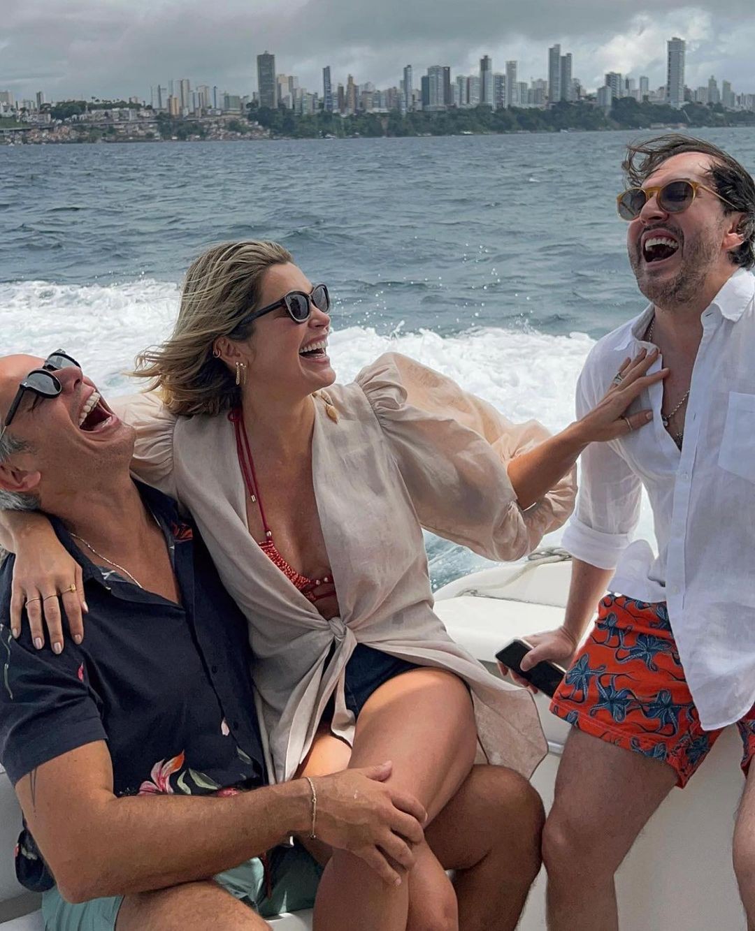 Na Bahia, Flávia Alessandra e Otaviano Costa curtem passeio de barco com família e amigos (Foto: Reprodução/Instagram)