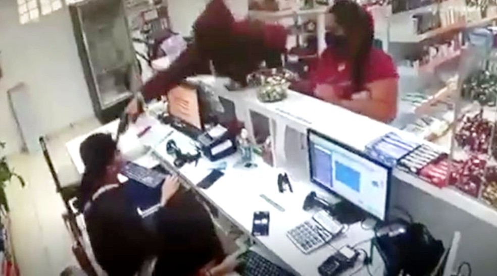 Policia Procura Trio Que Assaltou Loja De Celulares Em Barra Bonita Veja O Video Bauru E Marilia G1