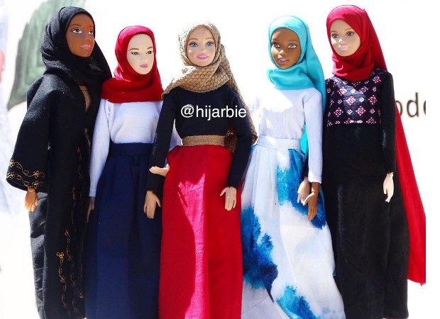 Bonecas se vestem de acordo com as tradições muçulmanas (Foto: Reprodução/Instagram)
