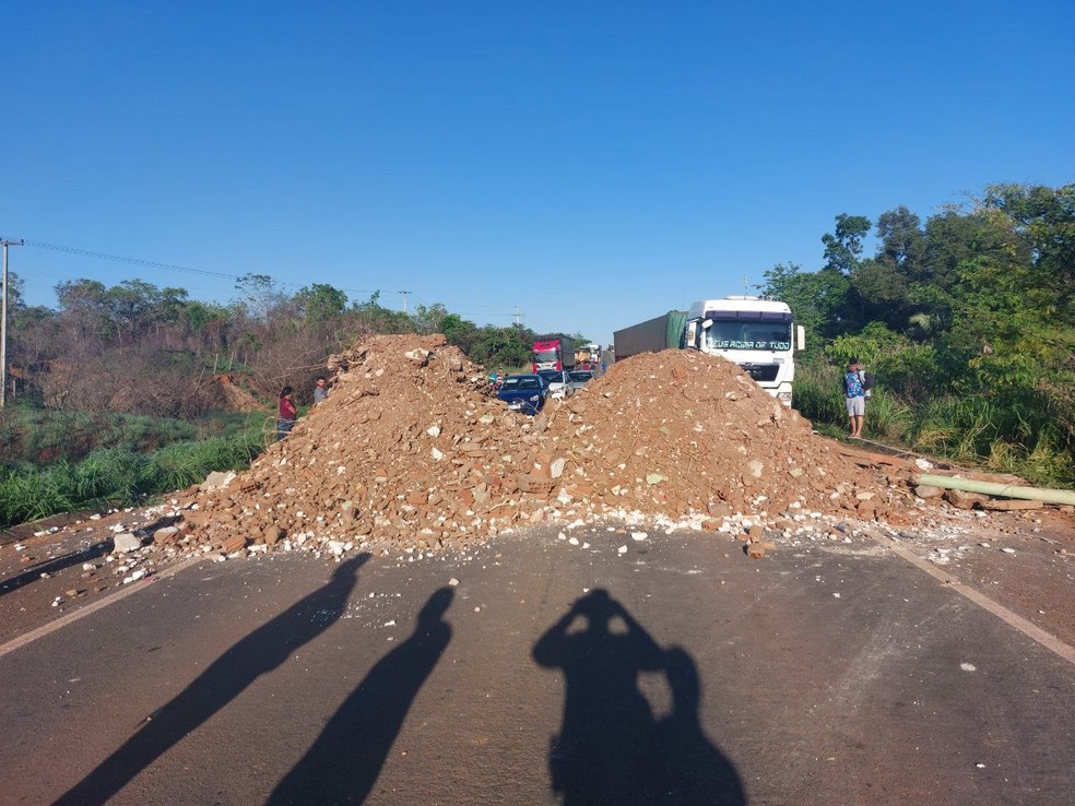 Entulho despejado na BR-230 interditou a rodovia — Foto: Divulgação/PRF