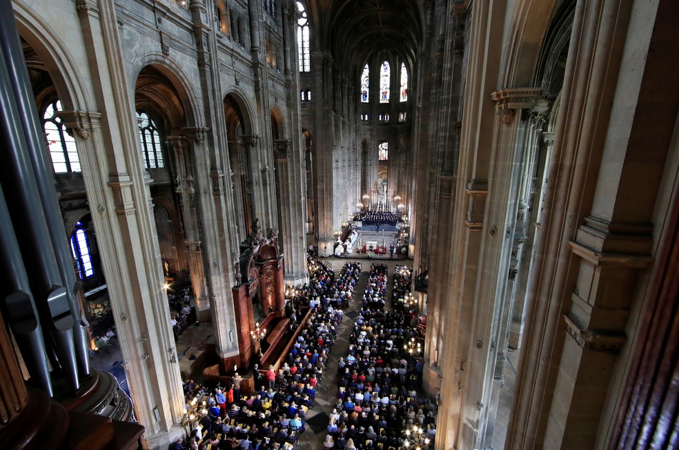 FiÃ©is participam da missa de Domingo de PÃ¡scoa na igreja catÃ³lica de Saint-Eustache, na margem direita da cidade, dias depois de um grande incÃªndio ter devastado grandes partes da estrutura da catedral gÃ³tica de Notre-Dame, em Paris â€” Foto: Gonzalo Fuentes/Reuters
