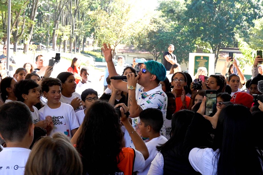 Cercado de estudantes, o rapper MC Fioti entoa canção que compôs em homenagem às vacinas no lançamento do 2º Ciência Para Todos