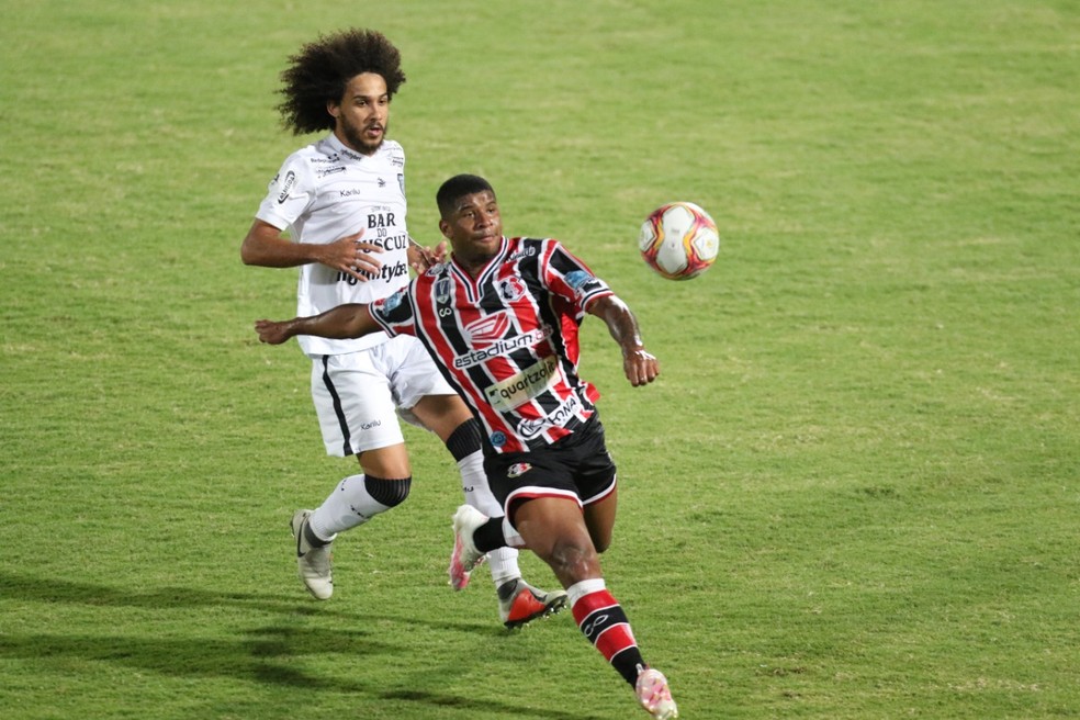 Jáderson defendeu o Santa Cruz diante do Treze, pela Série C — Foto: Marlon Costa / Pernambuco Press