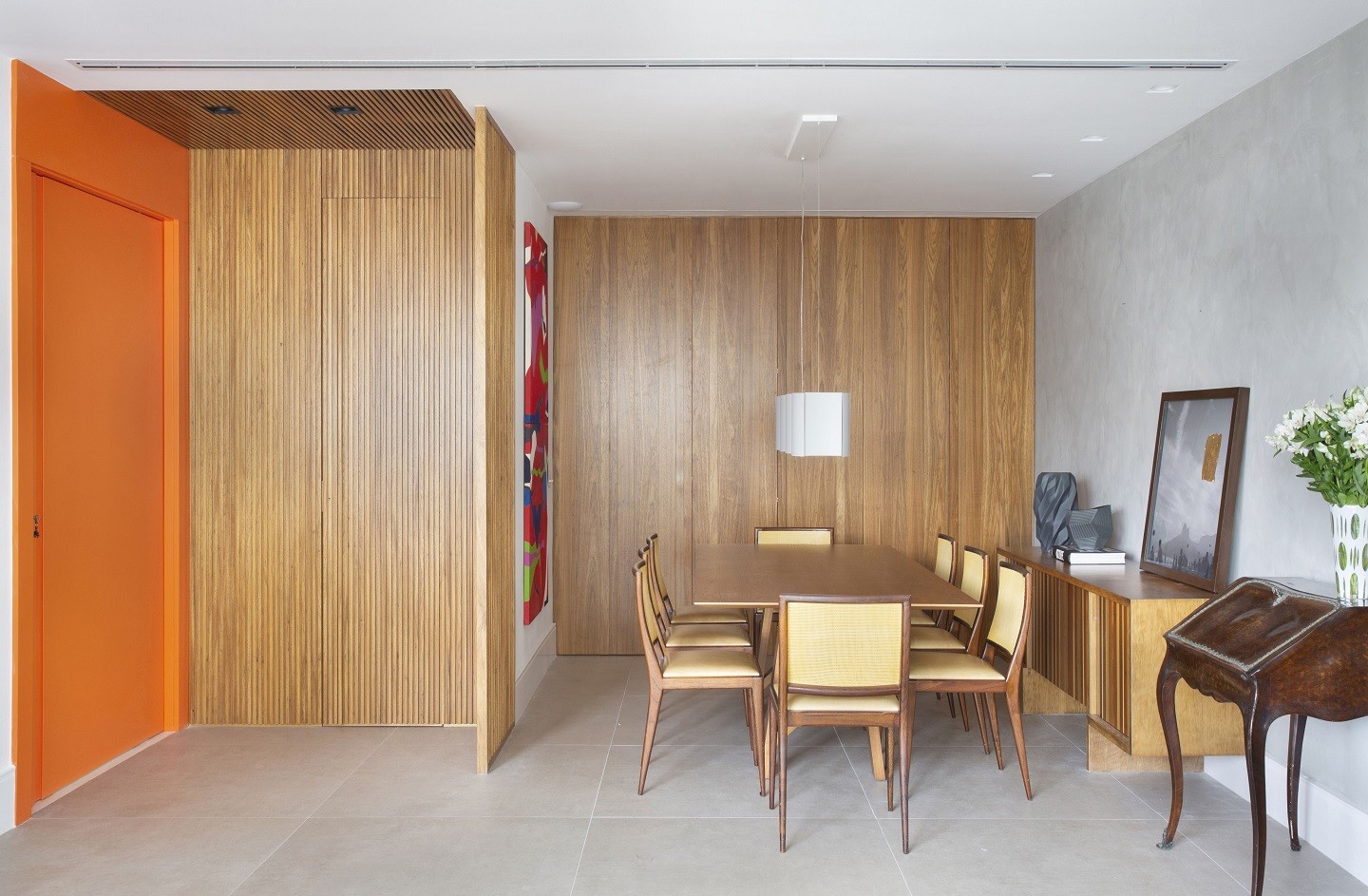 Apê de 150 m² ganha décor contemporâneo marcado por cores vibrantes e madeira (Foto: Juliano Colodeti/MCA Estúdio)
