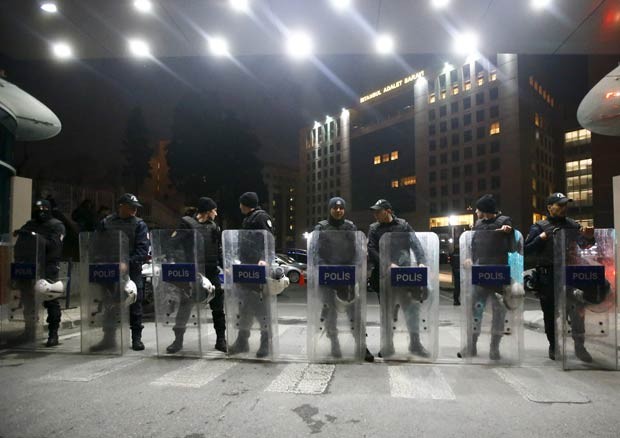 Policiais fazem barreira em frente ao Palácio da Justiça, em Istambul (Foto: Osman Orsal/Reuters)