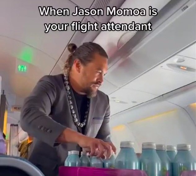 O ator Jason Momoa como comissário de bordo da companhia aérea Hawaiian Airlines (Foto: Reprodução)