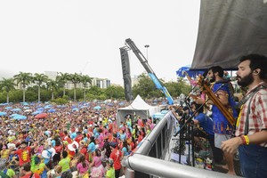 Mau tempo e calor não desanimam multidão no Sargento Pimenta (Marcelo Fonseca/ G1)