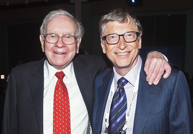 Os bilionários Warren Buffett e Bill Gates participam do jantar de premiação do prêmio de filantropia da Forbes em Nova York, nos Estados Unidos (Foto: Dimitrios Kambouris/Getty Images)