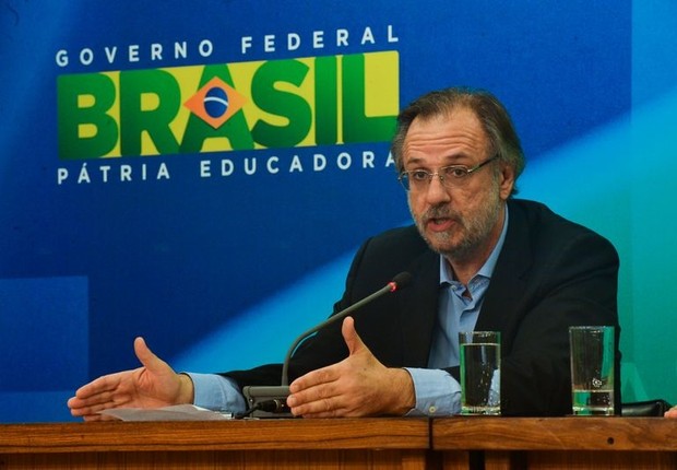 Após protestos realizados em todo o país, o ministro da Secretaria-Geral da Presidência, Miguel Rossetto, faz pronunciamento (Foto: José Cruz/Agência Brasil)