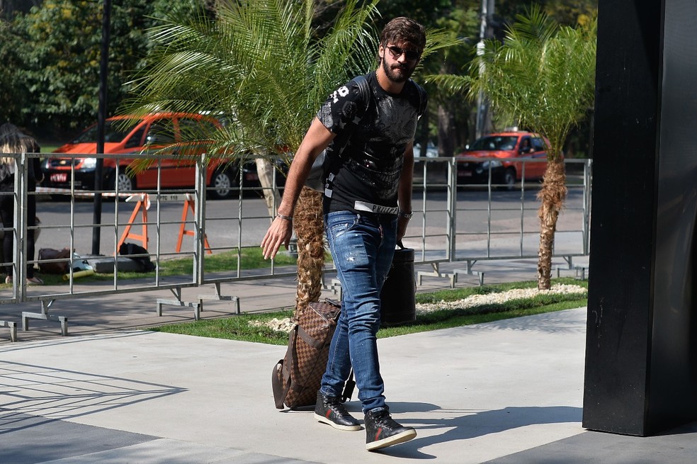 Alisson chegou ao hotel da Seleção na manhã desta segunda-feira (Foto: Pedro Martins/MoWA Press)