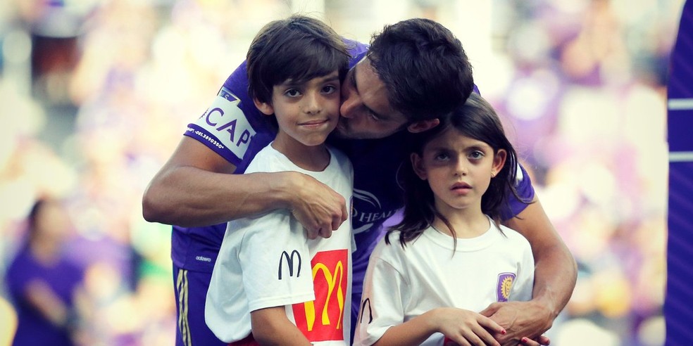 Kaká com os filhos Luca e Isabella, em sua despedida da torcida do Orlando City (Foto: Divulgação/MLS)
