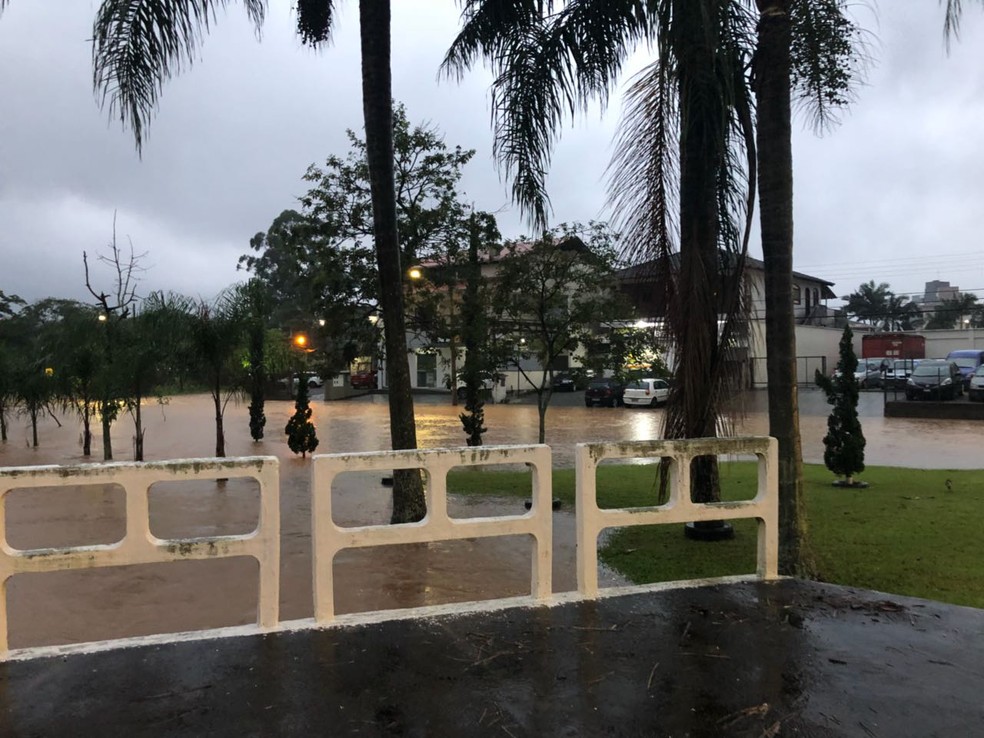 Chuva alaga ruas de Joinville na noite de 16 de janeiro (Foto: Cinthia Raasch/NSC TV)