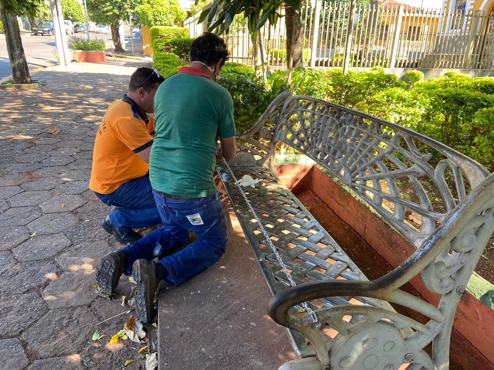 Equipe acorrentou os bancos nesta quarta-feira em Boraceia — Foto: Alisson Negrini / TV TEM 