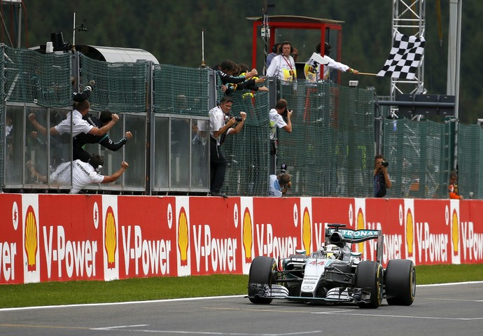 Lewis Hamilton recebe a bandeira quadriculada para a vitória no GP da Bélgica (Foto: Reuters)