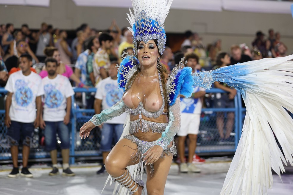Mulher Abacaxi desfila com seios &agrave; mostra na Sapuca&iacute; &mdash; Foto: Daniel Pinheiro/AgNews 