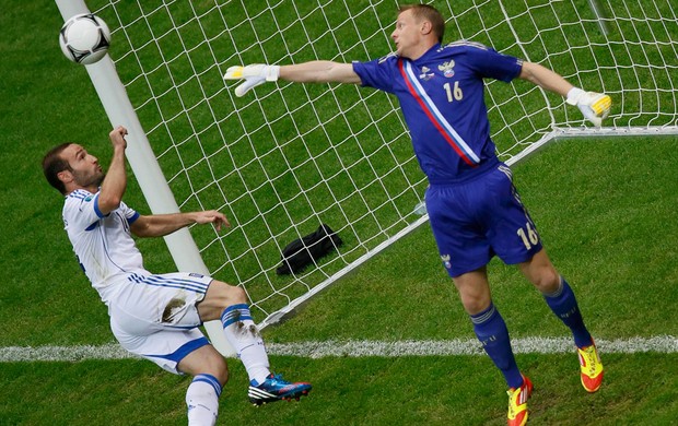 salpingidis grécia Malafeev rússia eurocopa 2012 (Foto: Agência Reuters)