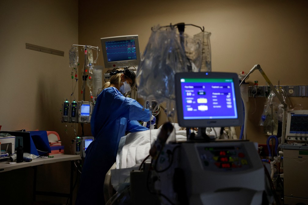 Equipe médica trata paciente com Covid-19 na Unidade de Terapia Intensiva (UTI) do Providence Mission Hospital, em Mission Viejo, na Califórnia, em 25 de janeiro de 2022 nos Estados Unidos — Foto: Shannon Stapleton/Reuters