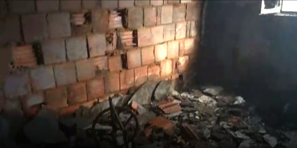 Cômodos da casa ficaram totalmente destruídos após incêndio em Porciúncula, no RJ (Foto: Divulgação/PM)