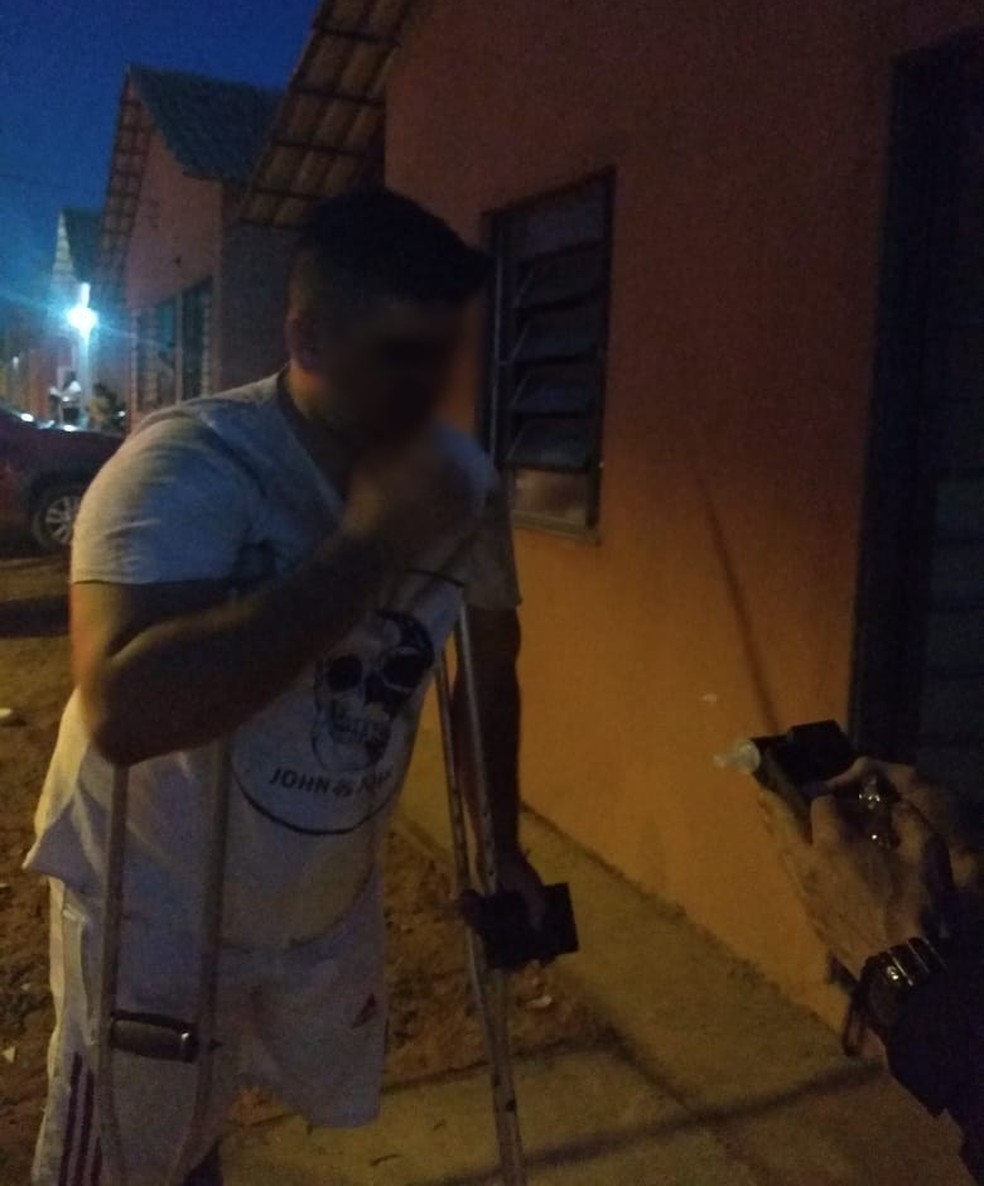 Condutor que provocou acidente na BR-010 tenta fugir de muletas pela rodovia, em Dom Eliseu, no ParÃ¡ â Foto: PolÃ­cia RodoviÃ¡ria Federal