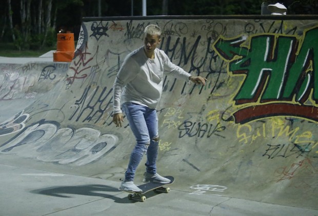 Justin Bieber anda de skate no Rio (Foto: Marcello Sa Barreto, Delson Silva e Gabriel Rangel/AgNews)