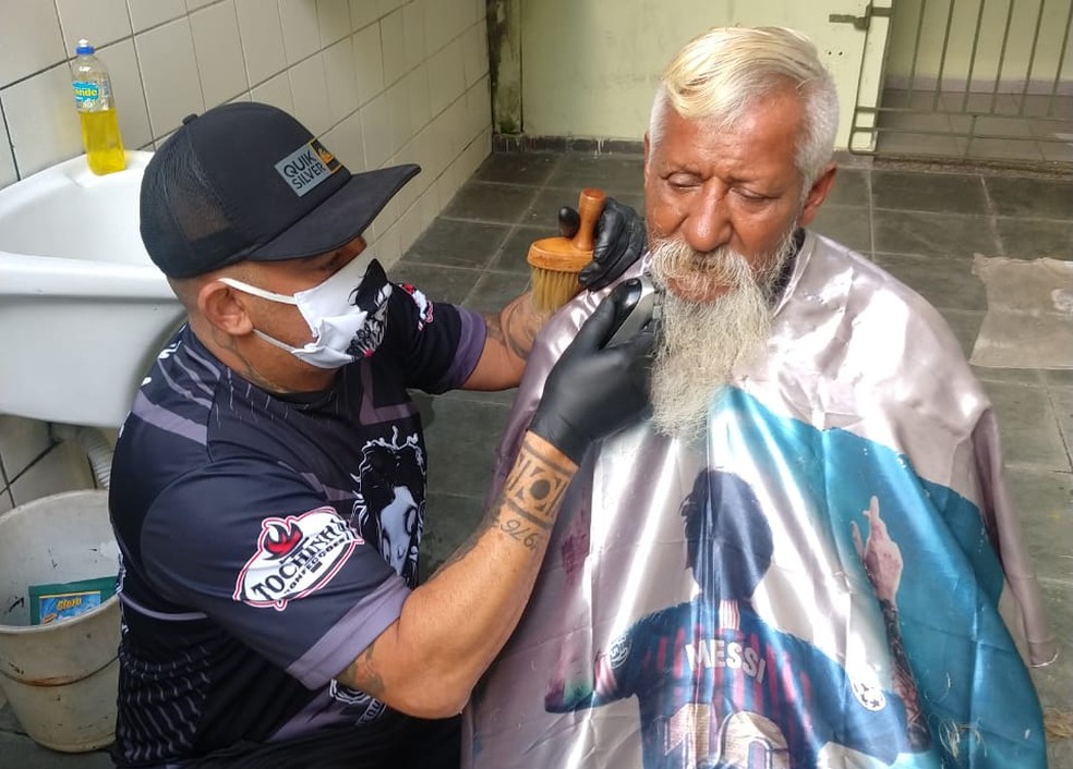 Barbeiro cortou cabelo e fez a barba de ex-morador de rua em Cubatão (SP) — Foto: Divulgação/Alex Mãos de Tesoura