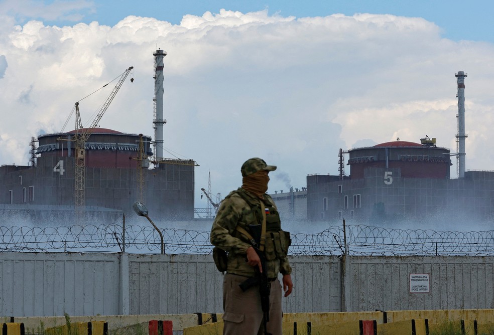 Soldado russo vigia central nuclear de Zaporizhzhia, na Ucrânia, a maior da Europa, em 4 de agosto de 2022. — Foto: Alexander Ermochenko/ Reuters