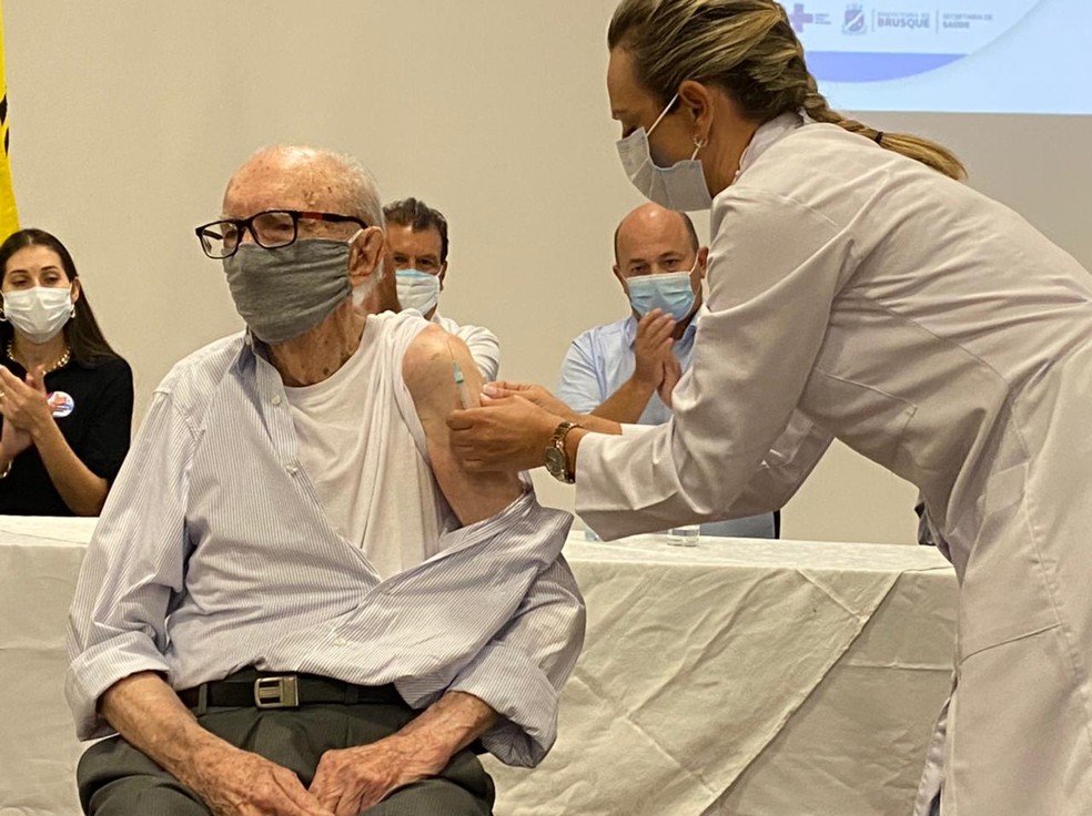 Idoso de 98 anos recebe vacina contra Covid-19 em Brusque em janeiro — Foto: Prefeitura de Brusque/Divulgação