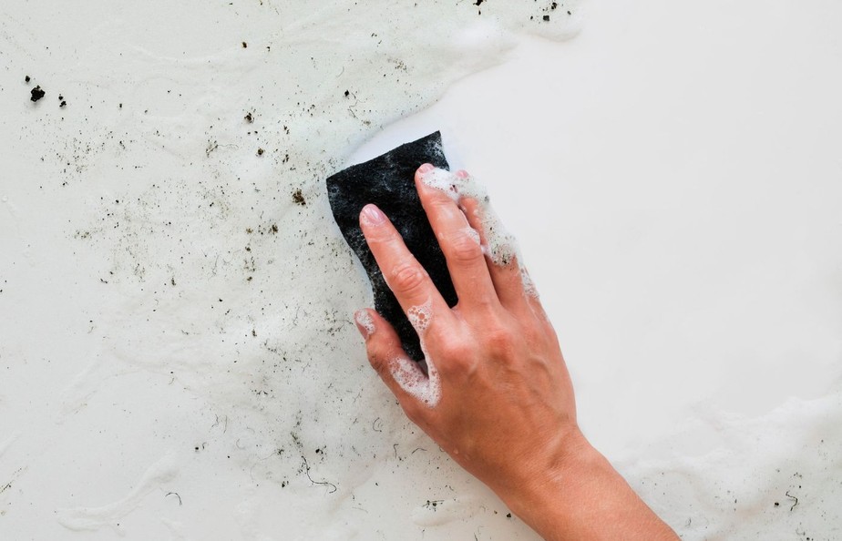 É importante lembrar de usar luvas de proteção para remover o mofo da parede e manter o ambiente ventilado durante o processo de limpeza