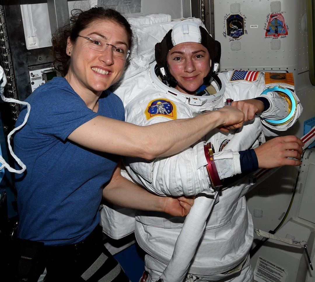 Jessica Meir e Christina Koch se preparam para comandar a primeira caminhada espacial 100% feminina da NASA (Foto: Instagram Jessica Meir/ Reprodução)