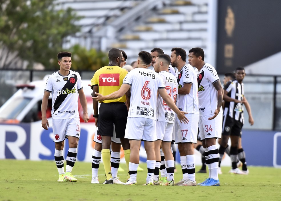 Jogadores do Vasco reclamam da arbitragem na derrota por 4 a 0 para o Botafogo — Foto: André Durão