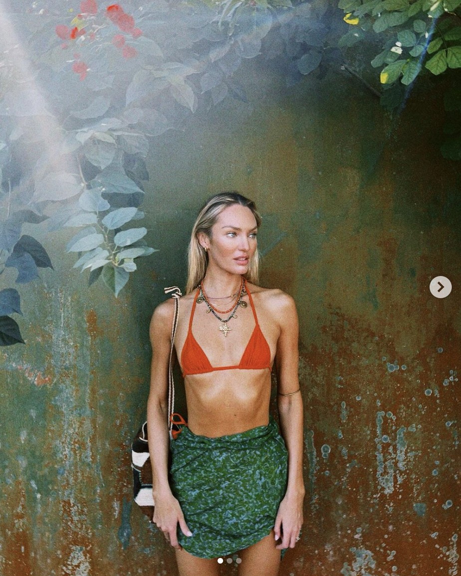 Candice Swanepoel divide álbum de fotos na Bahia