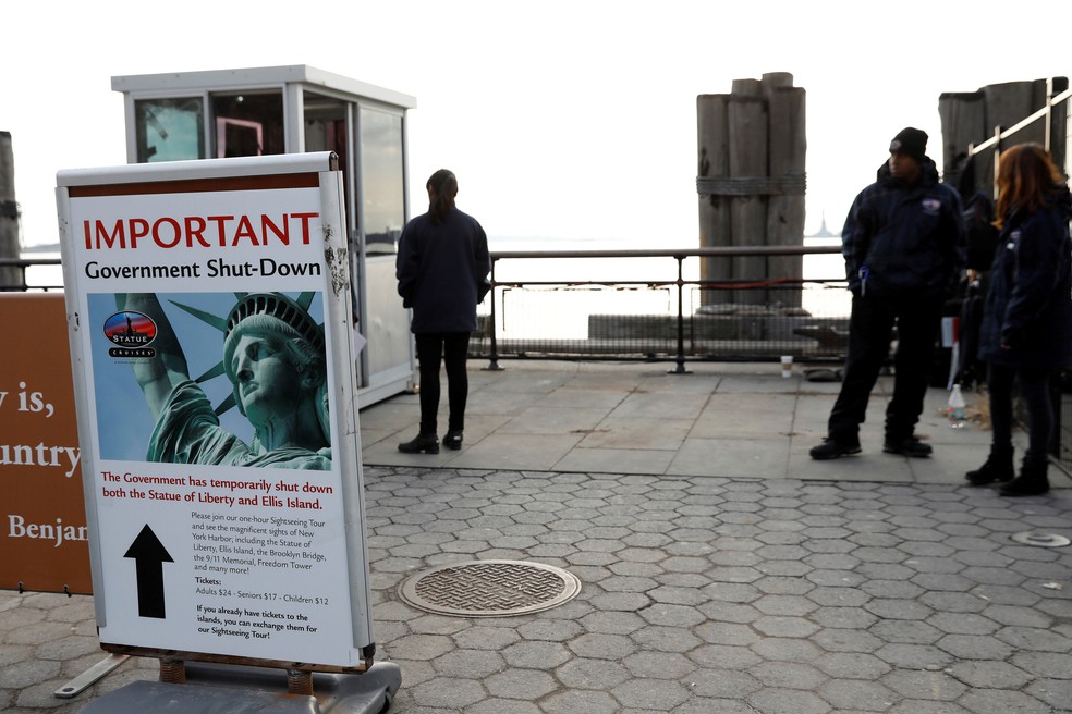 Placa anuncia suspensão das visitas à Estátua da Liberdade, no domingo (21), por conta da paralisação nas atividades públicas imposta pelo bloqueio do orçamento  (Foto: Shannon Stapleton/ Reuters)