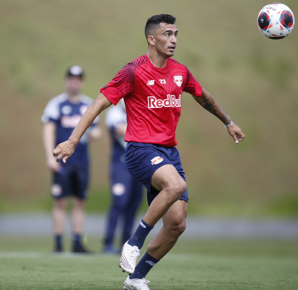 Volante Raul em treino do Bragantino — Foto: Ari Ferreira/Red Bull Bragantino