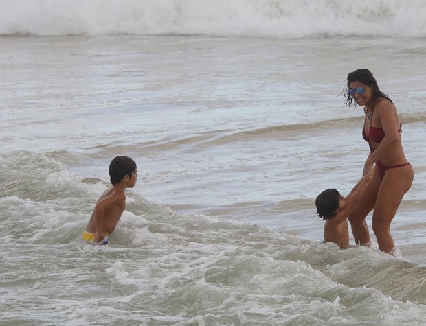 Juliana Paes com o marido e filhos (Foto: AgNews) Juliana Paes com o marido e filhos (Foto: AgNews)