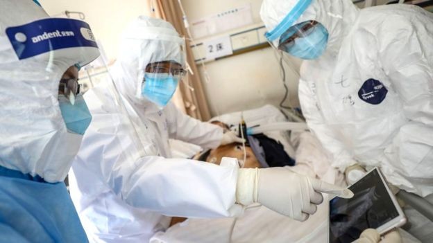 A China diz que o vírus mata principalmente doentes e idosos (Foto: AFP via BBC News)