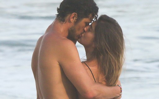 José Loreto troca muitos beijos com a namorada em dia de praia no Rio