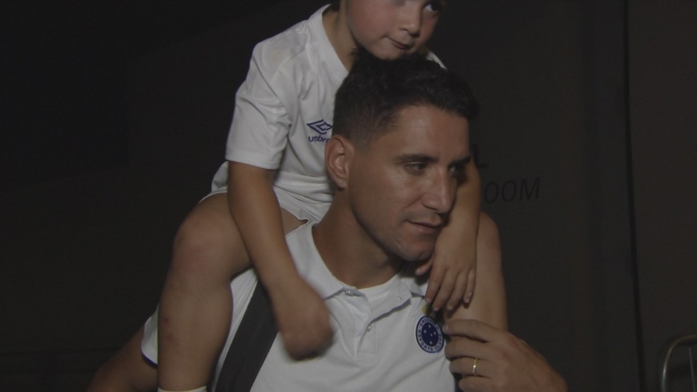 Thiago Neves deu entrevista na saída do estádio com um dos filhos nos ombros — Foto: Reprodução/SporTV