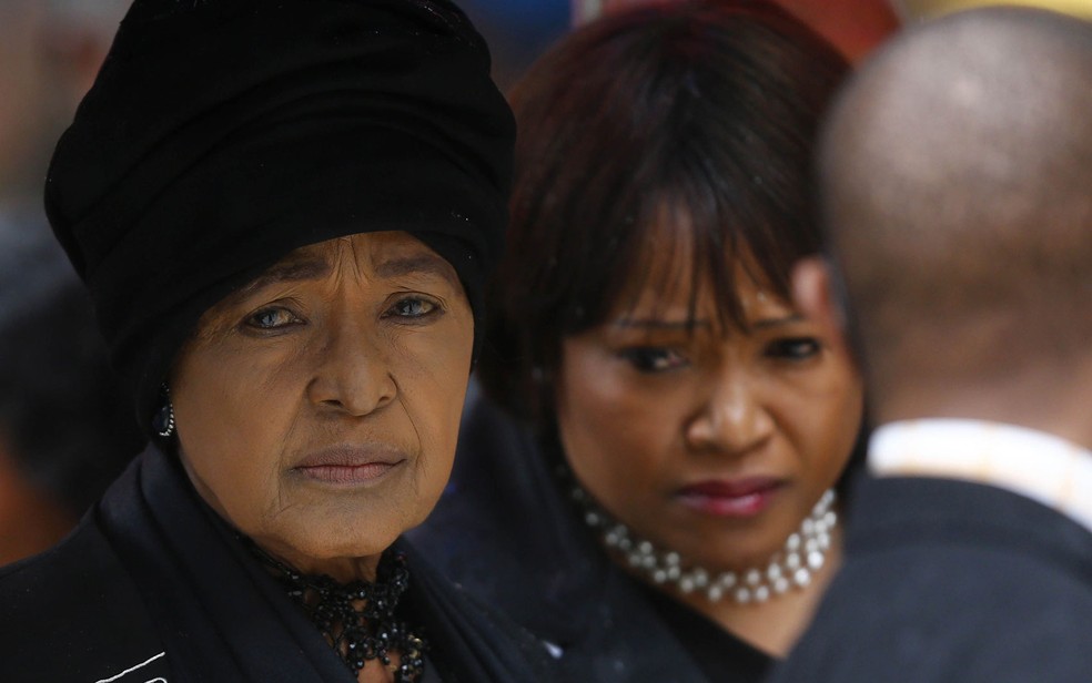 A ex-mulher de Nelson Mandela, Winnie (esq.), e sua filha Zindzi chegam para a cerimÃ´nia em Soweto (Foto: Kai Pfaffenbach/Reuters)