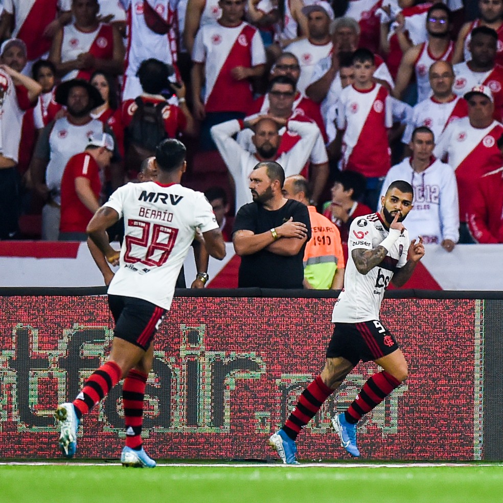 Seguido por Berr&iacute;o, Gabigol comemora o gol de empate contra o Internacional &mdash; Foto: Vin&iacute;cius Costa/BP Filmes