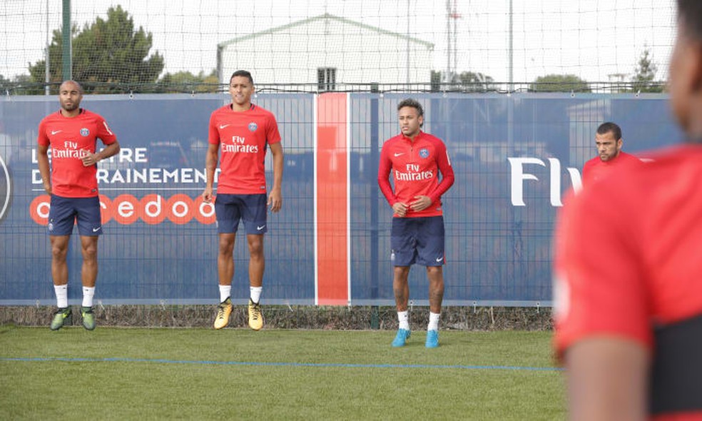 Neymar ao lado de Lucas, Marquinhos e Daniel Alves em treino: jornal diz que astro já está 