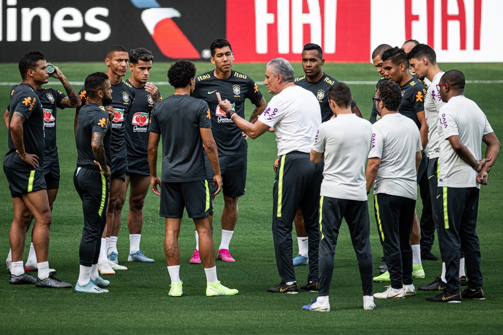Tite conversa com os 10 jogadores titulares de linha para o amistoso com a Colômbia — Foto: Pedro Martins/Mowa Press