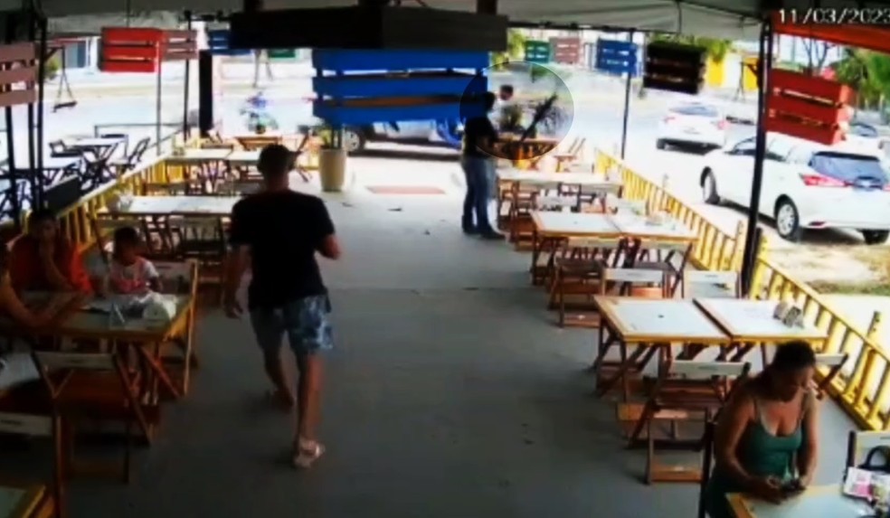 Vídeo mostra momento que empresário é morto a tiros em restaurante na Bahia  — Foto: Reprodução/Redes Sociais