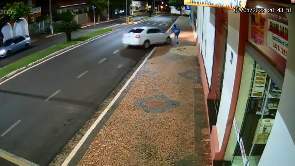 Padre é investigado por atropelar suspeito de furtar igreja em Santa Cruz do Rio Pardo (SP) — Foto: Reprodução